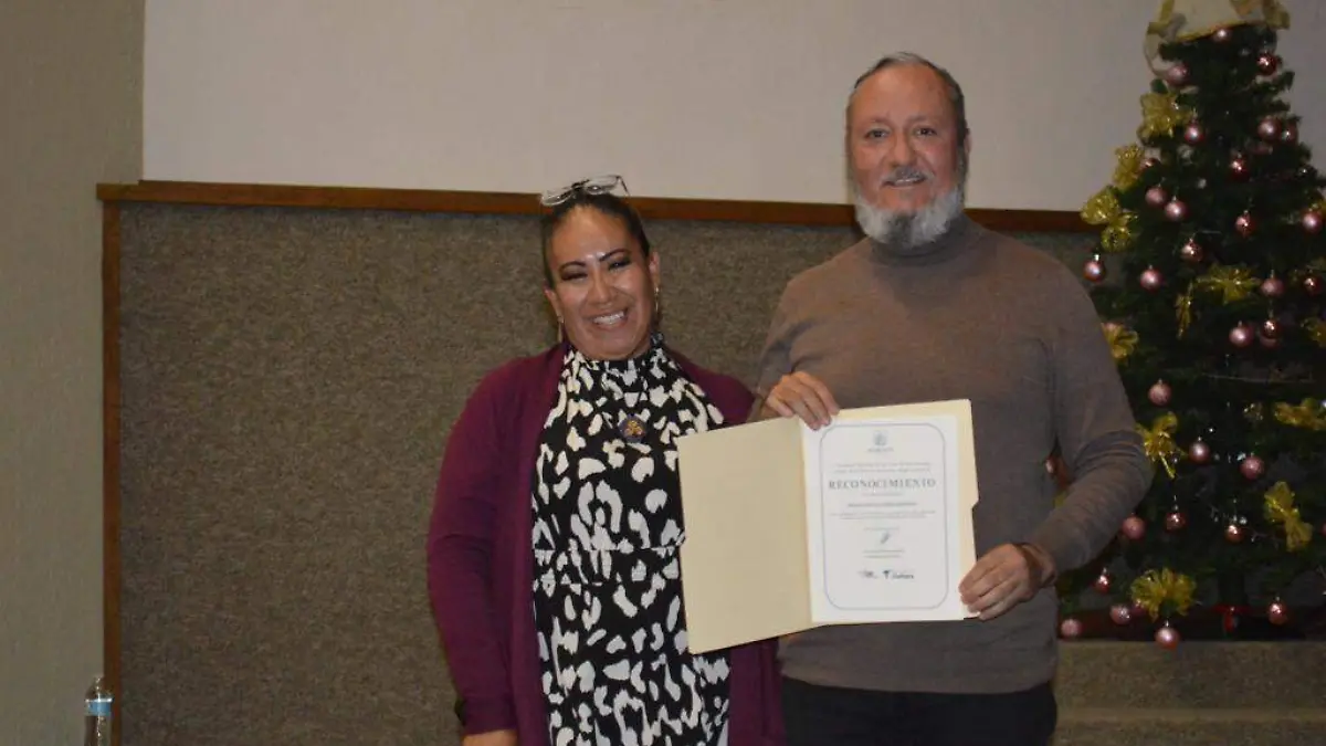 FOTO PRINCIPAL SJR La directora de cultura entrego el reconocimiento al cronista